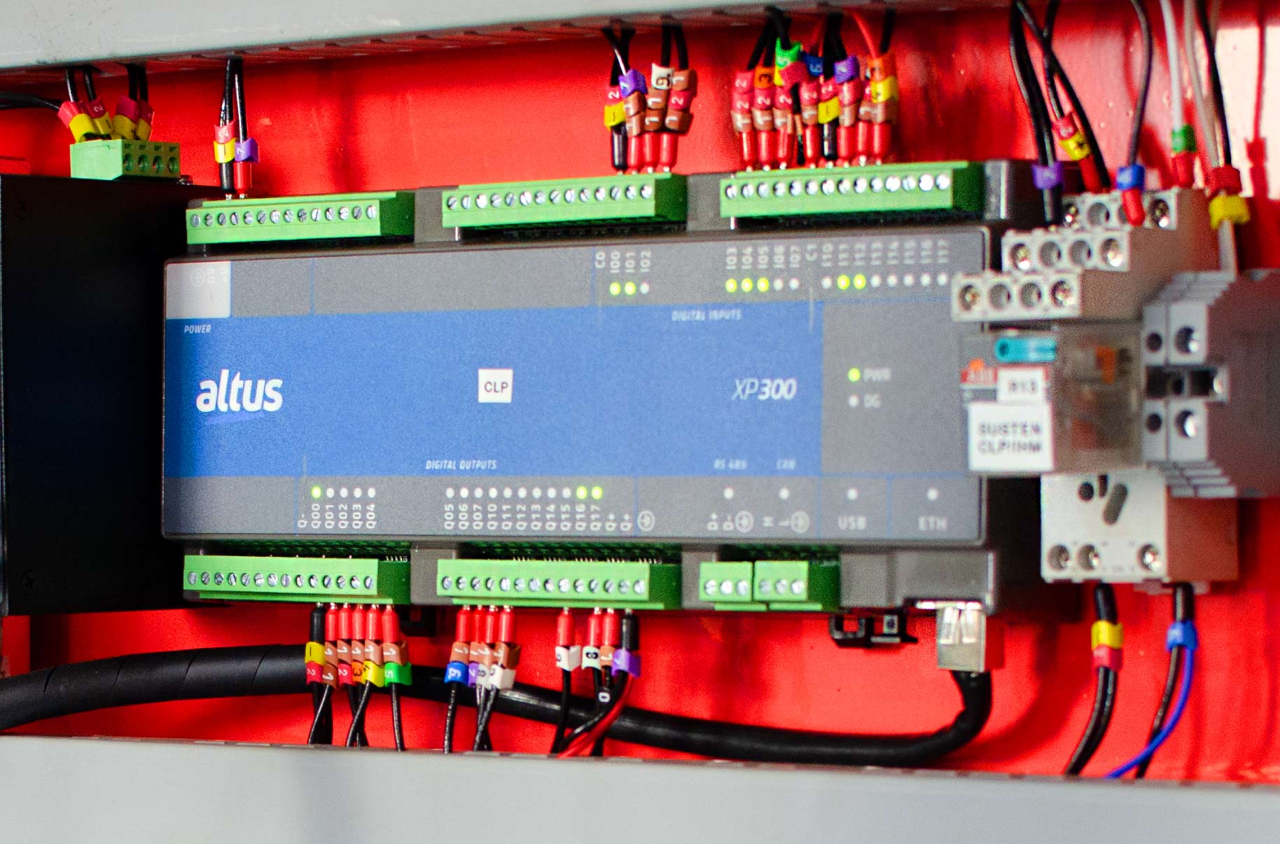 Ampla variedade de CLPs com comunicação embarcada